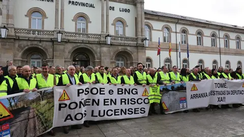 FOTO Concentración mal estado estradas provinciais
