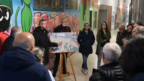 Rubén Arroxo y Alexandre Penas explican el proyecto de peatonalización en el Carril dos Loureiros