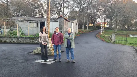 Eloy Pérez, alcalde de Monterroso, supervisa las obras del camino a Esporiz acompañado por dos concelleiros