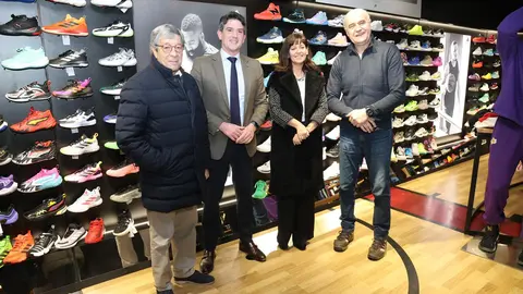 Javier Arias visitó la tienda de Manel Sánchez tras la reactivación de los bonos Activa Comercio de la Xunta