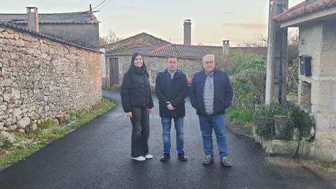 Eloy Pérez, alcalde de Monterroso, visita las obras del camino de Pedraza junto con dos concelleiros