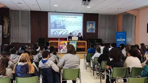 La charla de la UNED Lugo en el Colegio Maristas fue impartida por dos biólogos