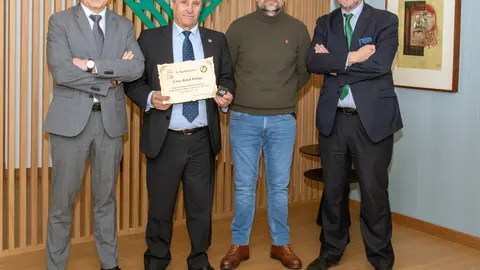 Moexmu entregó un diploma y un pin a la Caixa Rural Galega