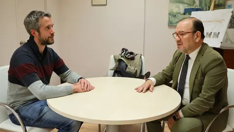 Rubén Arroxo, durante la reunión con Antonio López, rector de la USC
