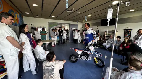 Javier Arias y Eduardo Iglesias entregaron regalos a los niños que se encuentran en el HULA