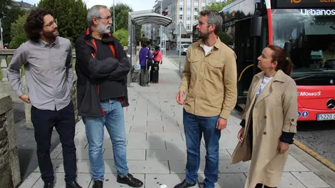 Rubén Arroxo y Alexandre Penas, ante una parada de la avenida de Ramón Ferreiro
