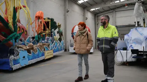 La concelleira Maite Ferreiro, durante la supervisión del montaje de las carrozas de la cabalgata