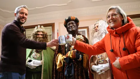 Paula Alvarellos y Rubén Arroxo recibieron a los Reyes Magos en la casa consistorial de Lugo