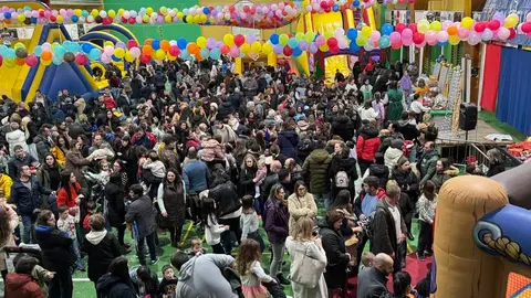 Los Reyes Magos fueron recibidos por cientos de personas en el Concello de Friol