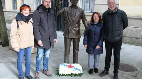 Los concelleiros del BNG de Lugo, junto a la escultura de Castelao