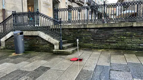 Fuga de agua en la Praza de Santa María, en Lugo