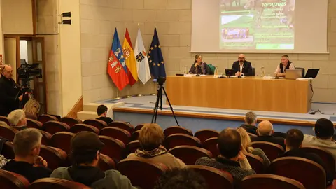 Alrededor de cien ganaderos participaron en la jornada sobre leche de pastoreo en la Diputación