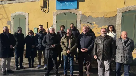 Los senadores del PP, en la estación de Rubián