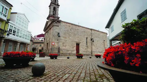 Fecha: 2020-06-03 Chantada, Iglesia de Santa Mariña y casa de la cultura Chantada