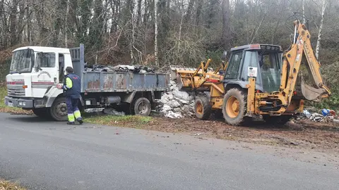 Personal del Concello de Monterroso procedió a la limpieza del vertedero de Sucastro