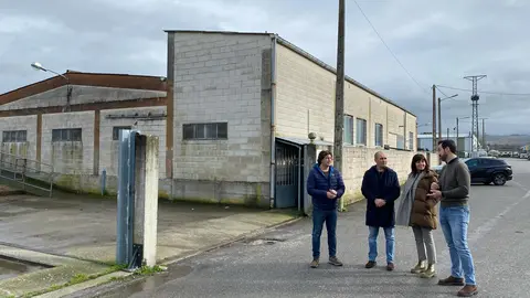 Deputados provinciais e concelleiros do PP nas inmediación do matadoiro de Sarria