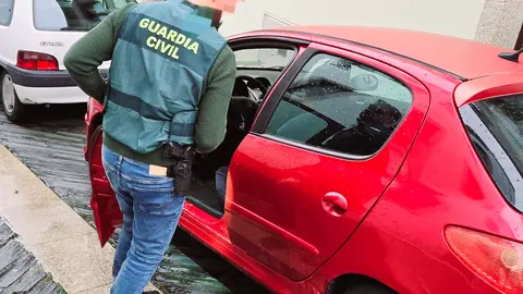 250129.1registro vehiculo persona detenida por la Guardia Civil