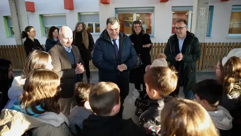 Friol. El conselleiro de educación, Román Rodríguez, visita las obras en el CPI Dr. López Suárez