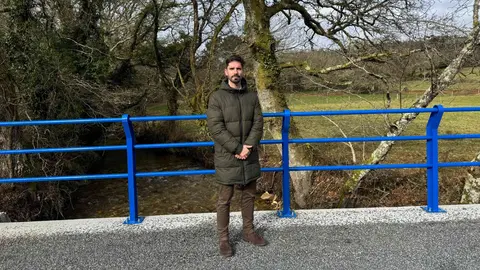 Modesto Renda supervisó la conclusión de las obras en el puente de la parroquia de Samarugo