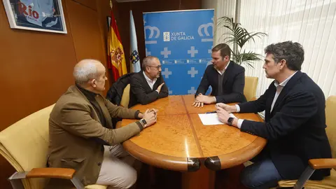 El conselleiro López Campos, durante la reunión con las Cofradías de Semana Santa en la Delegación de la Xunta en Lugo