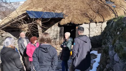 Olalla Rodil y Daniel García visitaron Piornedo y se reunieron con los propietarios de las pallozas