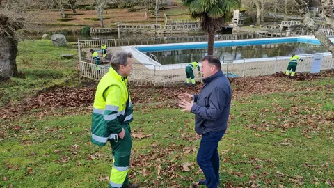 El alcalde Eloy Pérez visita a los alumnos que realizan tareas de mantenimiento en A Peneda, en Monterroso