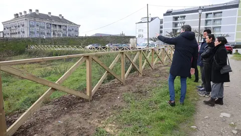 Javier Arias mira la muralla y señala América