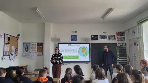 Los biólogos Paula Fernández y Alejandro Rodríguez impartieron la actividad sobre emergencia climática organizada por la UNED de Lugo en el CEIP A Milagrosa