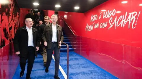 Rueda, junto a Saqués en el túnel de vestuarios del Ángel Carro