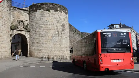 Un autobús urbano de Lugo traza una curva ante la Porta de San Pedro
