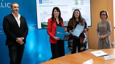 Encarnación Rivas, alcaldesa de Folgoso do Courel, con la conselleira María Allegue