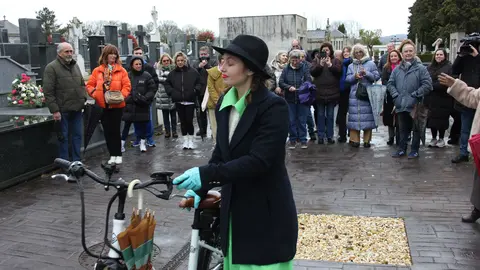 El grupo Achadego guio la visita teatralizada realizada en el cementerio de San Froilán