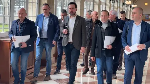 Deputados Grupo Provincial Popular á entrada do Pleno da Deputación 25032025
