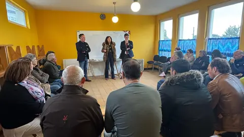 Elena Candia, durante la reunión con los vecinos de Castelo