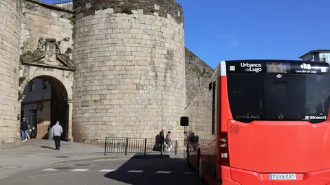 Un autobús urbano de Lugo, en la Porta de San Pedro