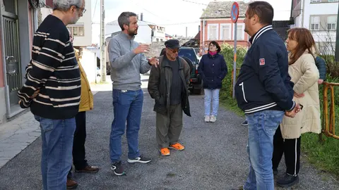 Rubén Arroxo y Alexandre Penas, durante la reunión con los vecinos de la rúa Río Parga