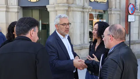 Miguel Fernández, con los vecinos del centro urbano