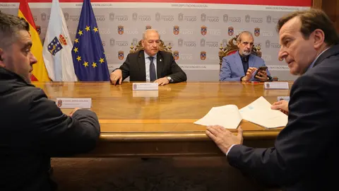 150425 Sinatura venda de parcela no polígono de Friol