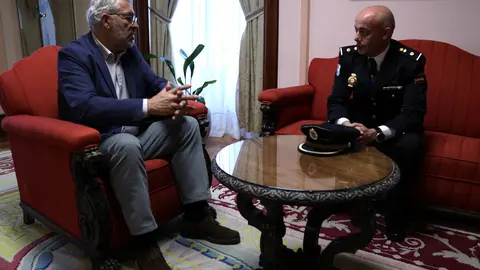 Miguel Fernández recibió en el Concello al comisario de la Policía Nacional