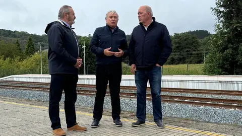 Barreiro, Balseiro y Serrano en el andén de la estación de Sarria durante una visita para evaluar las infraestructuras ferroviarias.