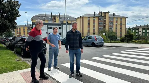 Rubén Arroxo y Alexandre Penas, en uno de los pasos de peatones recién pintados de la Avenida de Madrid