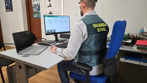 Seis vecinos de Lugo fueron detenidos por robar quince portátiles en febrero en un centro educativo de Vilalba