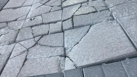 Danos nas beirarrúas de Sarria