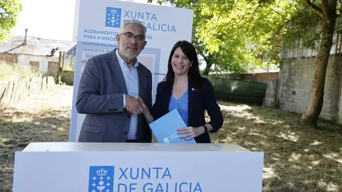 La conselleira María Martínez Allegue y el alcalde Miguel Fernández, durante la firma del convenio