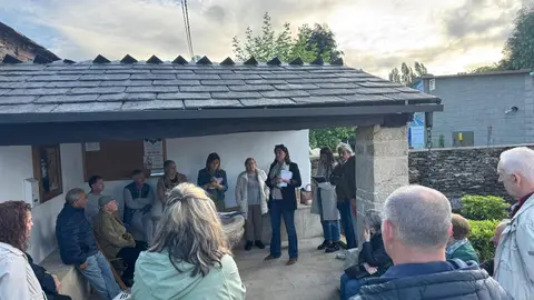 Un momento de la reunión de los concelleiros del PP de Lugo con vecinos de As Saamasas