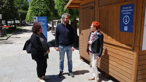 Rubén Arroxo, junto a un punto de atención turística