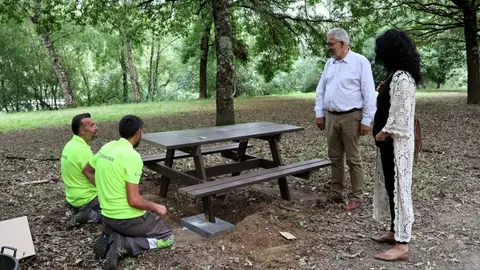 Miguel Fernández supervisa la instalación de una mesa con bancos en el Paseo do Miño