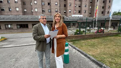 José Manuel Mato e Cristina Sanz diante da Residencia de As Gándaras
