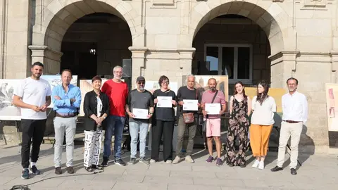 Foto de los premiados del Certamen de pintura en la Praza Maior