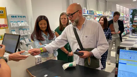 Isabel Rodríguez, junto con el primer usuario de la receta electrónica de MUFACE